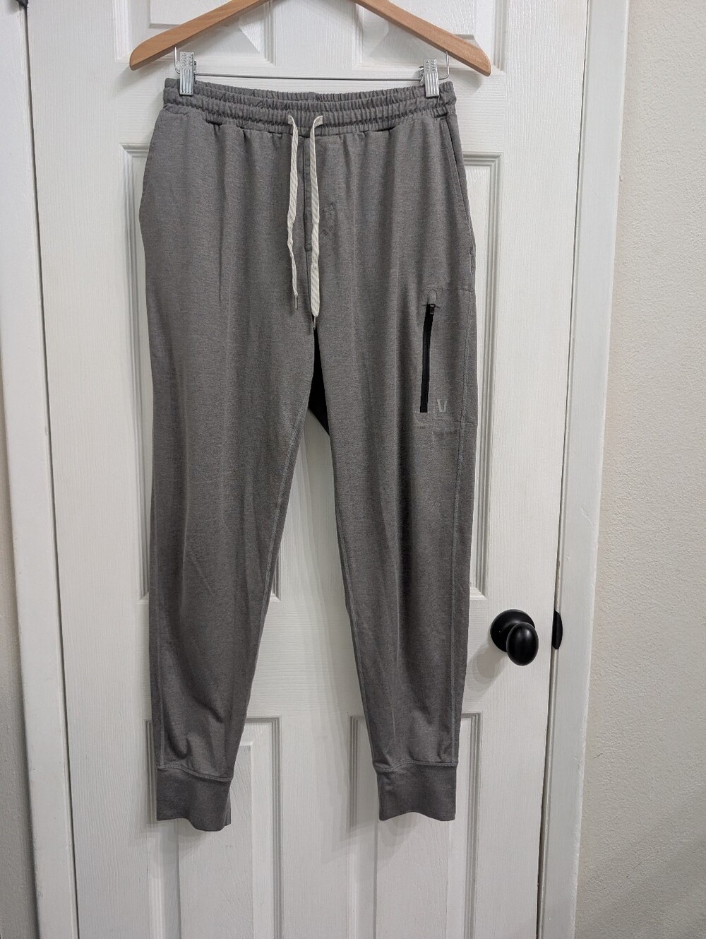 Vuori Men's Medium Sunday Performance 28" Joggers Pants Gray Stretch Zip Pockets